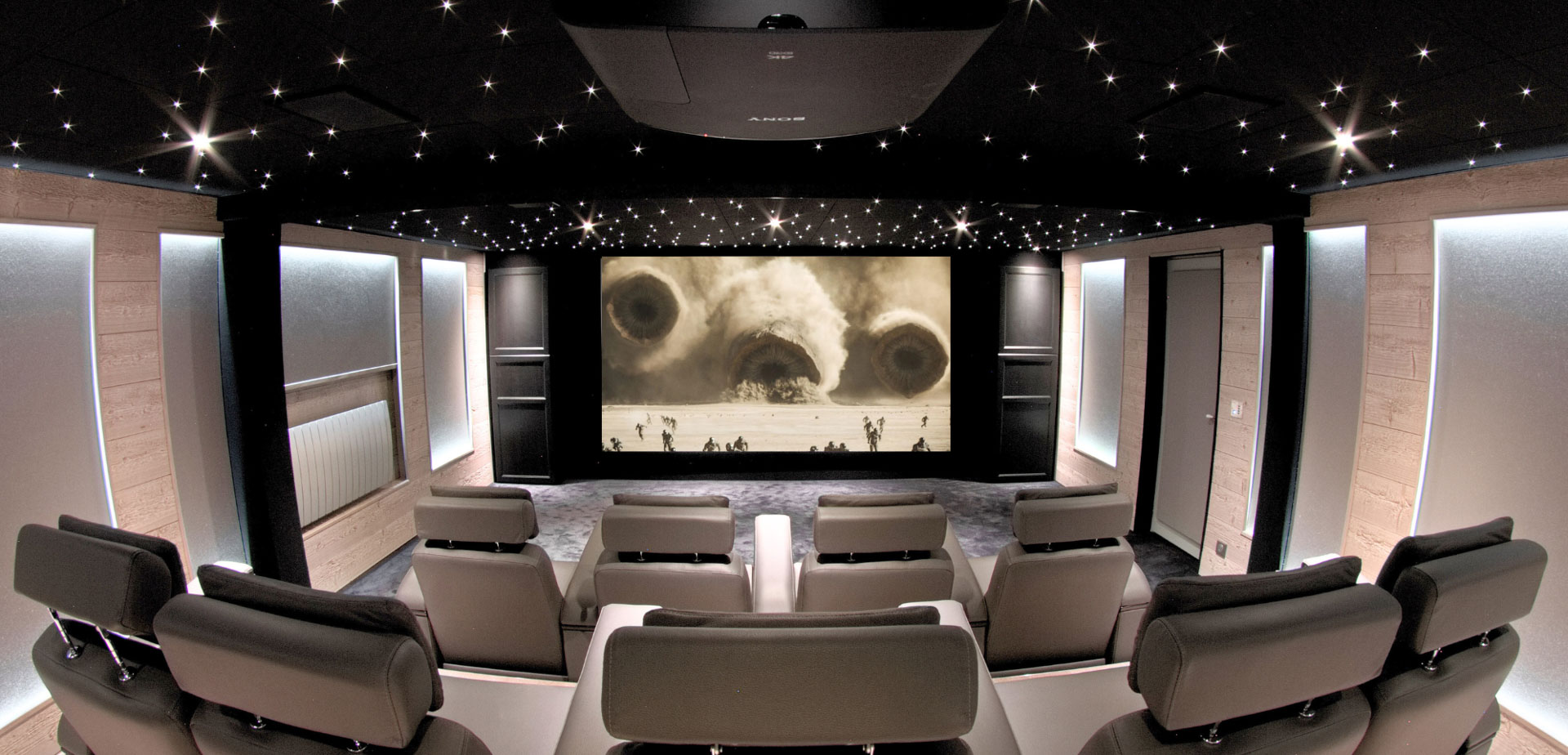 Écran de 320 cm dans une salle cinéma privée à Val d’Isère